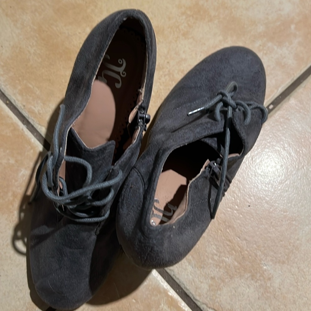Gray boots for women,brand JG.Z:61/2.